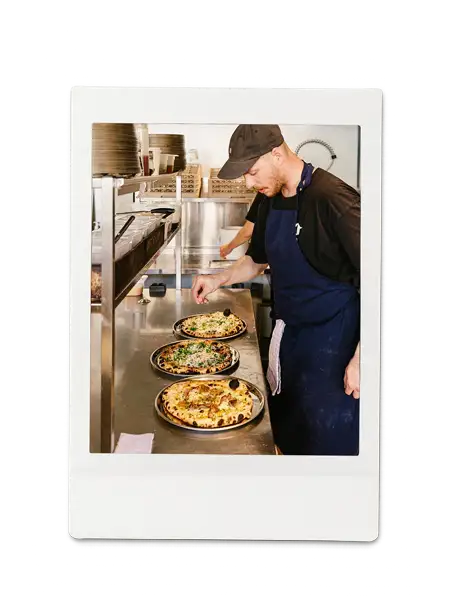Bilde av ZZ pizza klargjør pizzaer